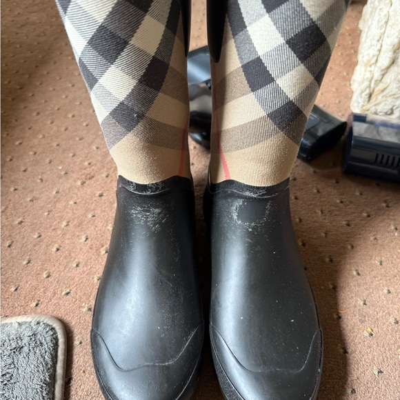 NIB BURBERRY Simeon Check Waterproof Rain Boots SZ 6.
1” heel
Pull-on - Picture 10 of 14